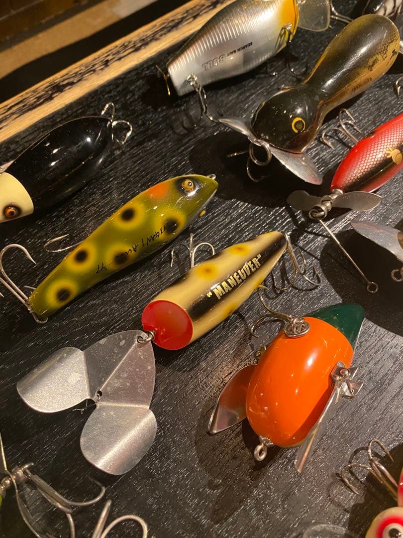 トップウォータールアーとタックルボックス