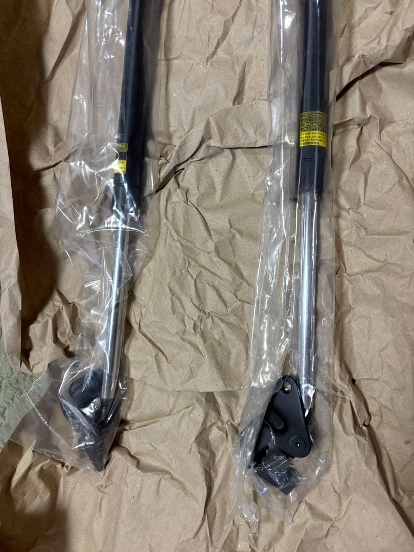 トヨタ純正流用　ハイエース200型 リアゲートダンパー