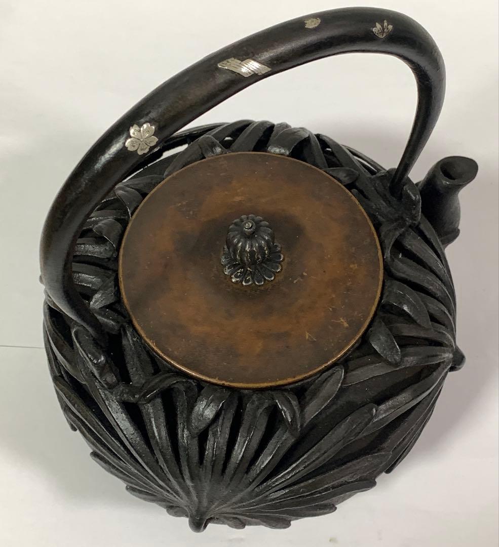 金龍堂造 高肉彫菊花文 鉄瓶 銀象嵌持手 蓋つまみ純銀 在銘