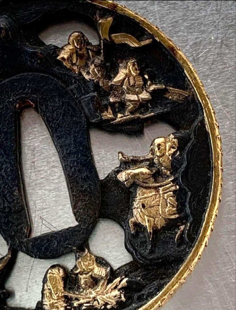 鍔(つば) 黒金装飾 人物風景彫刻付き　武者の透かし彫り　工芸品　箱付き