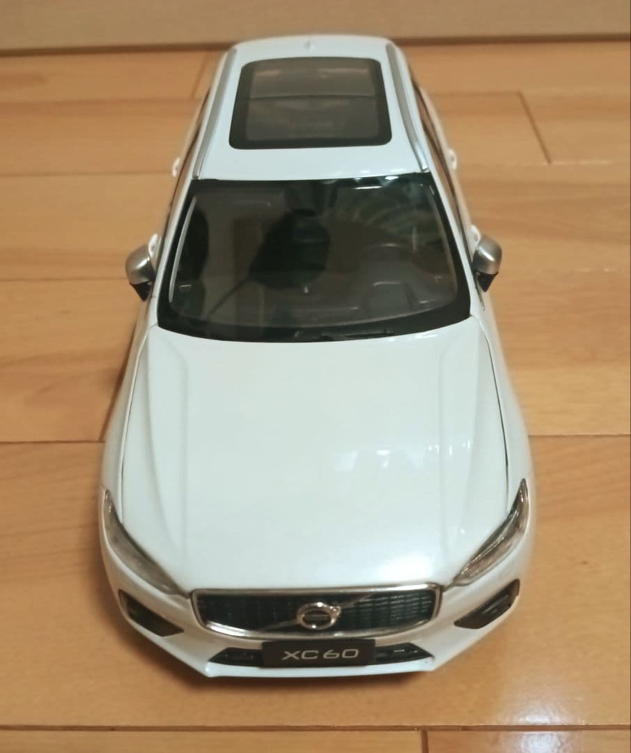 VOLVO XC60 ホワイト 1/18 スケール