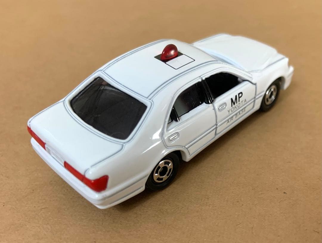 トミカ　トヨタ クラウン ハイブリッド　横田基地 MP