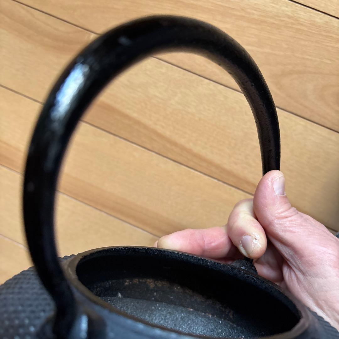 黒い点状模様の大きな鉄瓶、鉄器 18×20×20cm