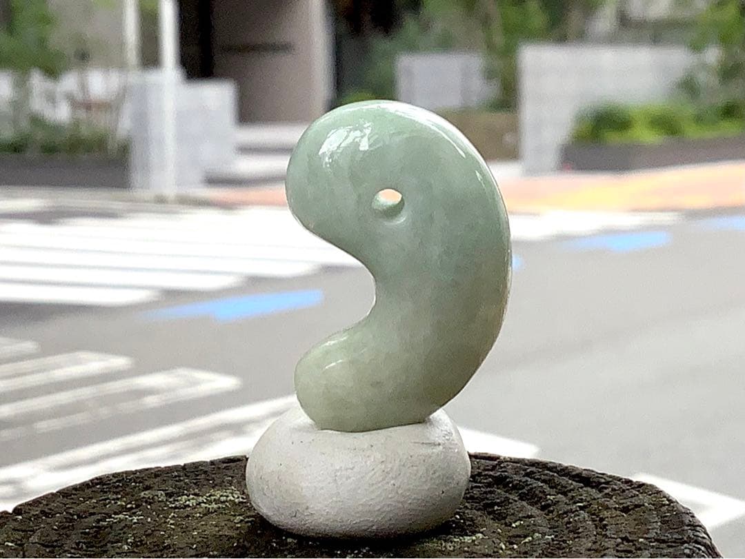 ✳神様からの贈り物‼️糸魚川翡翠勾玉*本物ジェダイト　縁起物をお身近に　鑑別書付‼️
