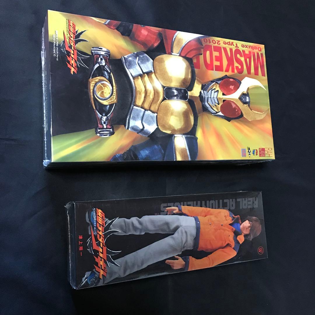 仮面ライダーアギトと津上翔一さんのフィギュアです。