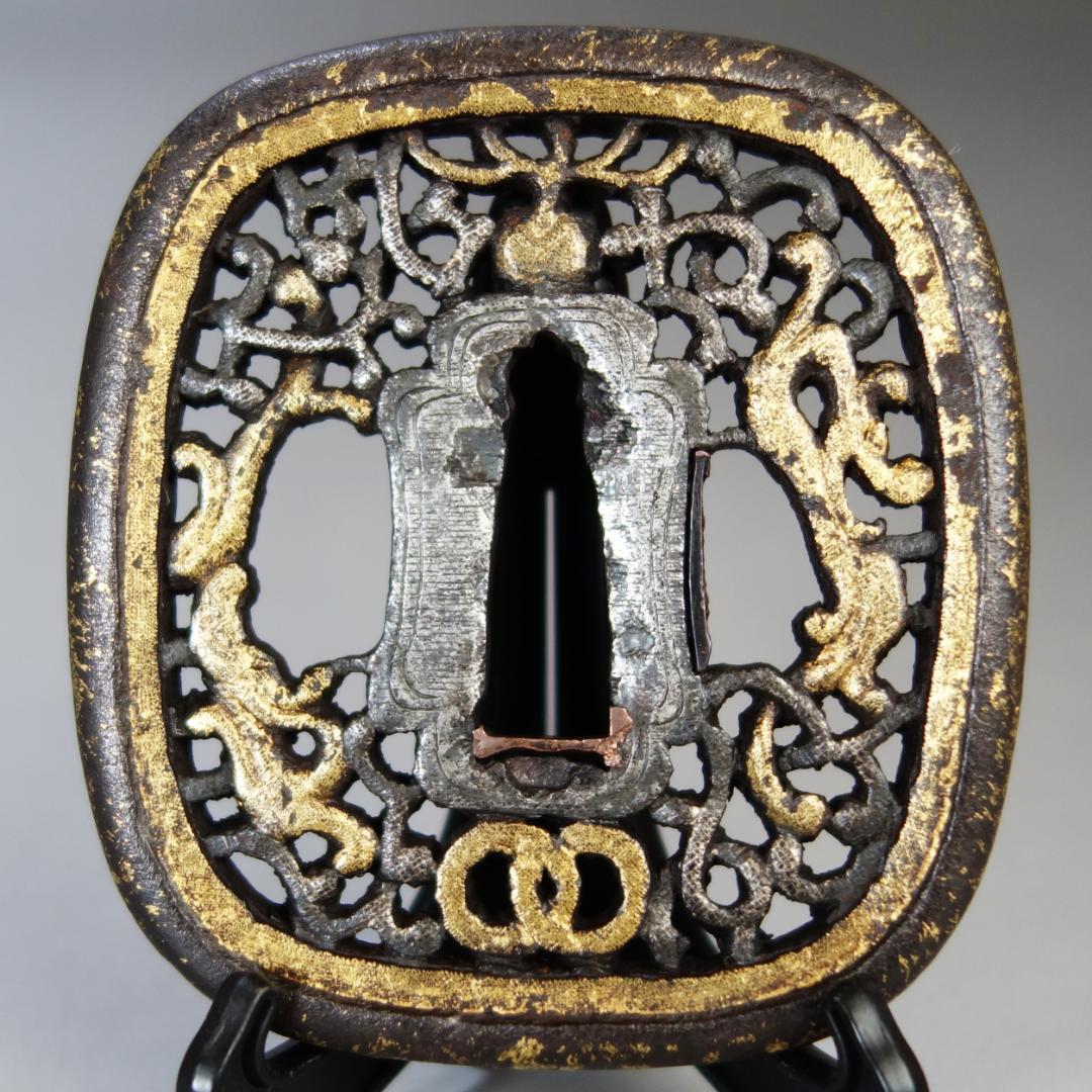 【珠追双龍唐草透 南蛮鍔 鉄地 金銀布目象嵌】 鍔 鐔 刀装具 武具 骨董