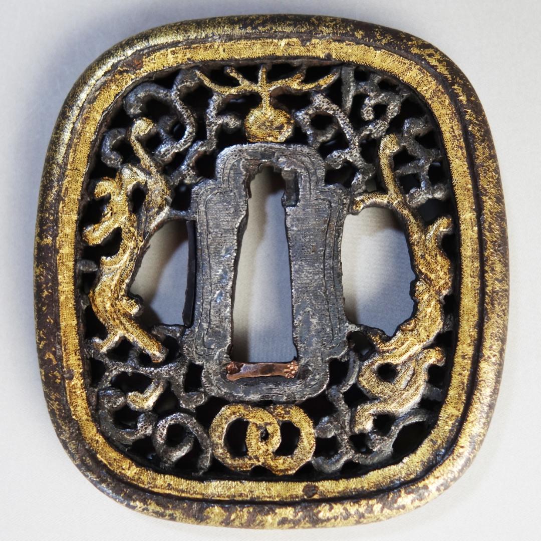 【珠追双龍唐草透 南蛮鍔 鉄地 金銀布目象嵌】 鍔 鐔 刀装具 武具 骨董