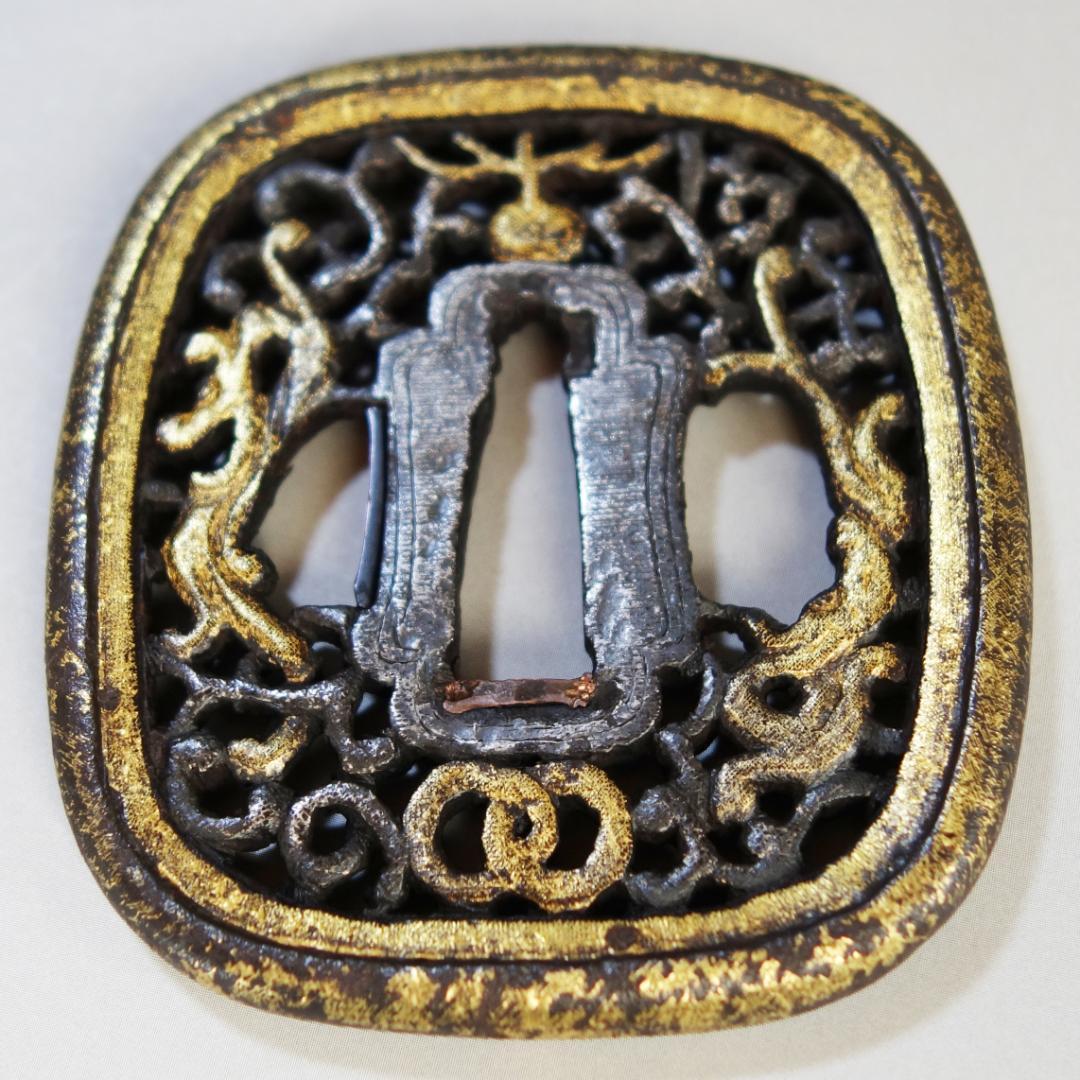 【珠追双龍唐草透 南蛮鍔 鉄地 金銀布目象嵌】 鍔 鐔 刀装具 武具 骨董