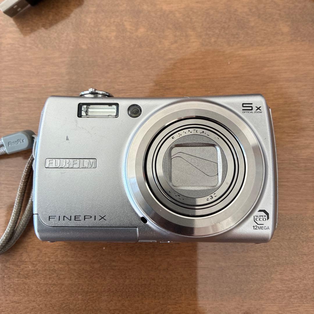 Fujifilm FinePix F100 シルバー