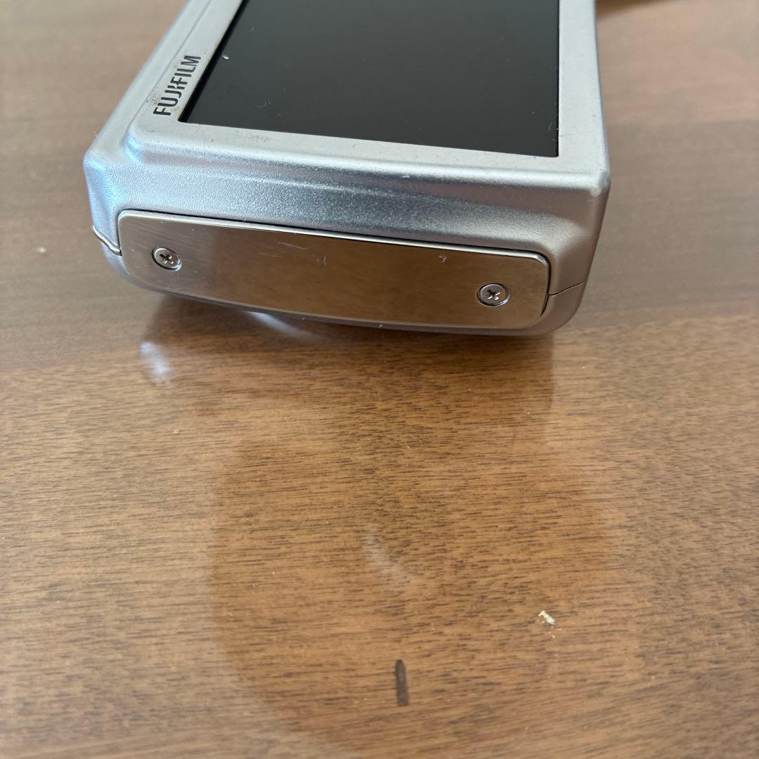 Fujifilm FinePix F100 シルバー