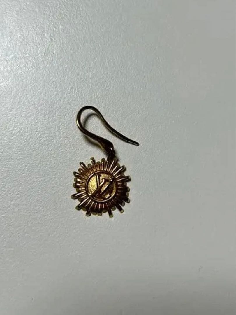 walton様、LOUIS VUITTON 太陽デザイン金色メッキ片耳用ピアス