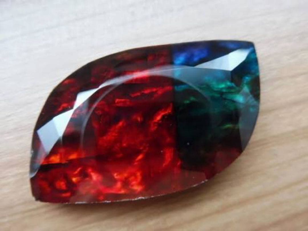 焔虹の奇跡 アンモライト　63.70ct 鑑定書付き