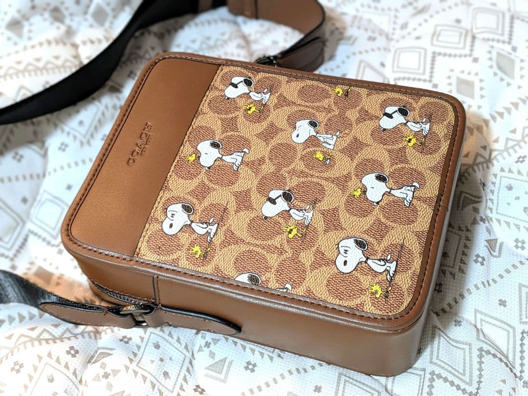 サリバン クロスボディ バッグ・シグネチャー キャンバス・スヌーピー プリント