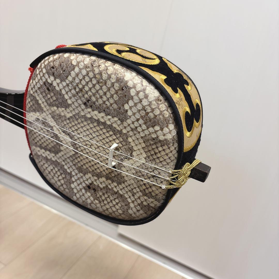 【送料込】 【美品】沖縄三線 人工皮張り 高級三線 【専用ケース付】