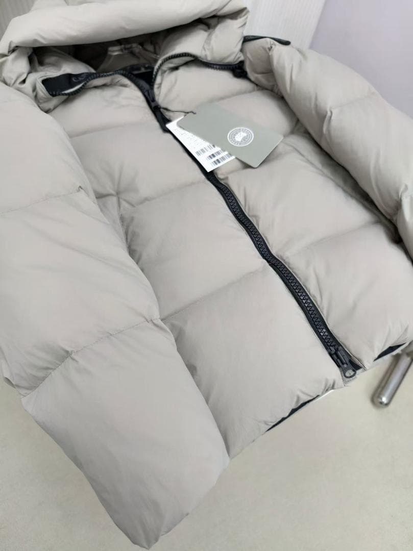 フード付きグレー ダウンジャケット