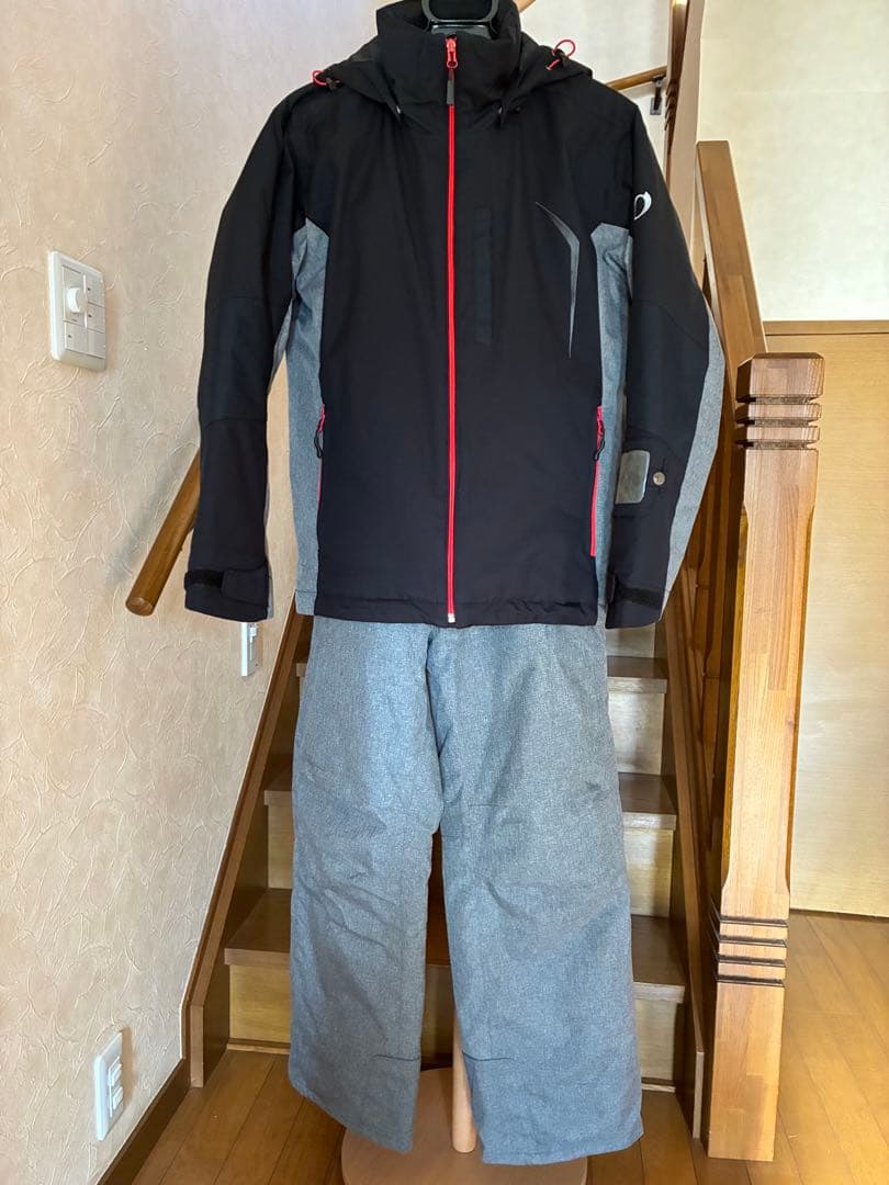 オンヨネ　スキーウェア ジャケットとパンツセット 黒とグレー