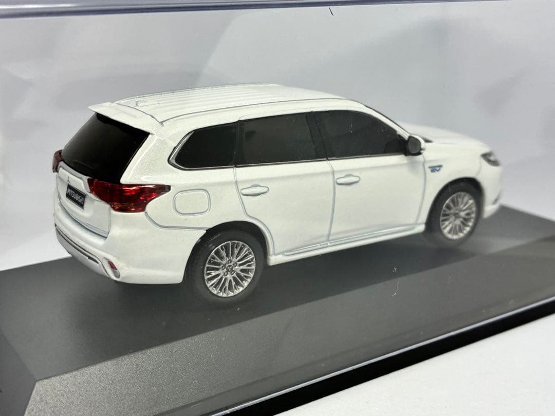 非売品 三菱 アウトランダーPHEV カラーサンプル 白
