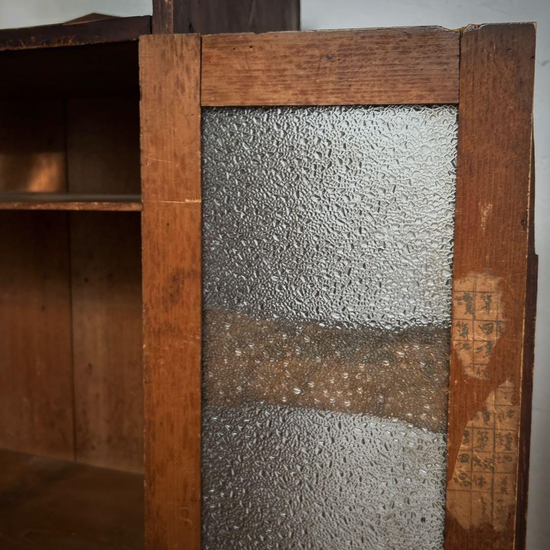 小柄な古家具の棚