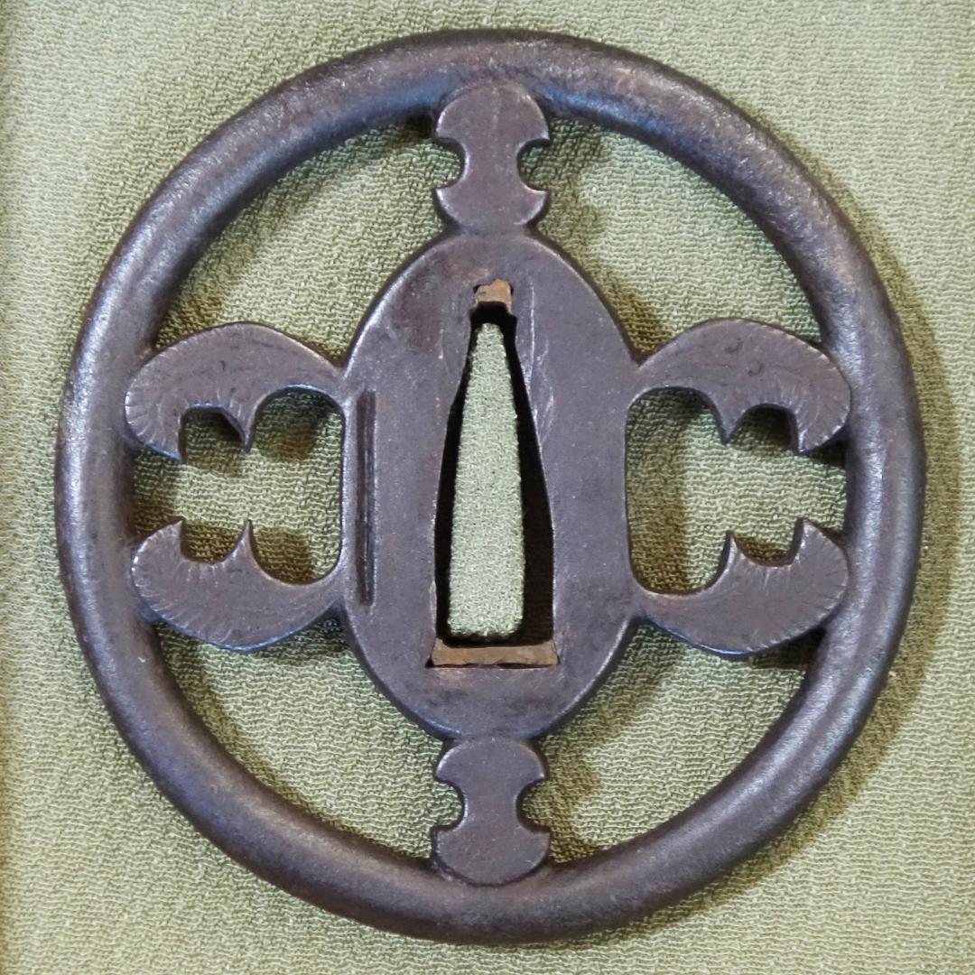 【分銅抱茗荷透鐔 無銘 明珍】(鑑定書有) 鍔 鐔 刀装具 武具 骨董 江戸