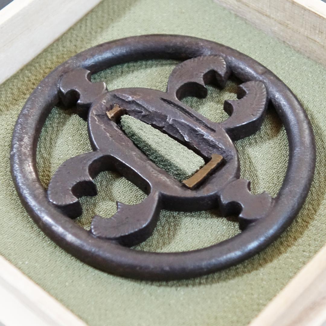 【分銅抱茗荷透鐔 無銘 明珍】(鑑定書有) 鍔 鐔 刀装具 武具 骨董 江戸