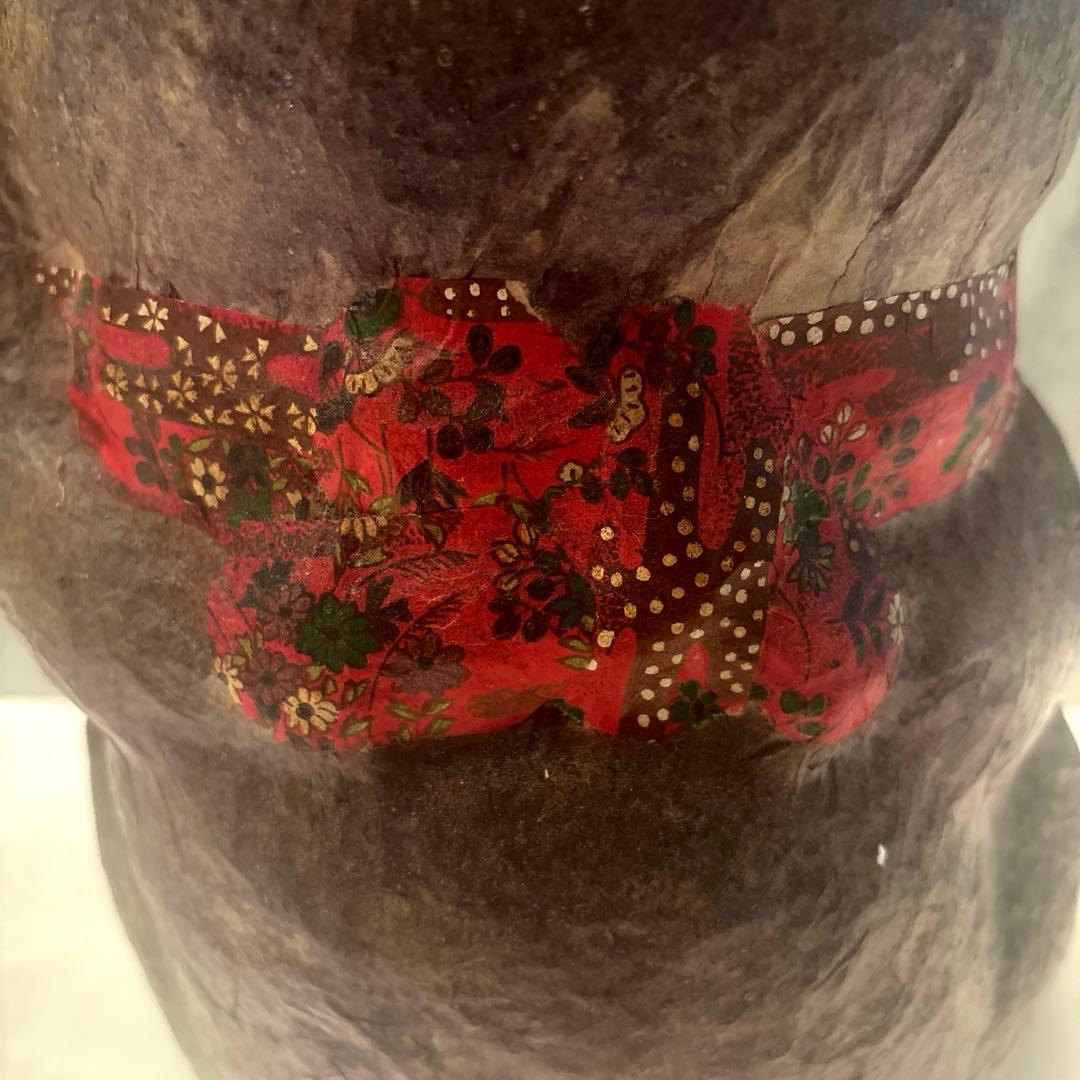 青が散る様ヴィンテージ大きな瞳や繊細に描かれた花模様の前掛けが美しい張子の招き猫