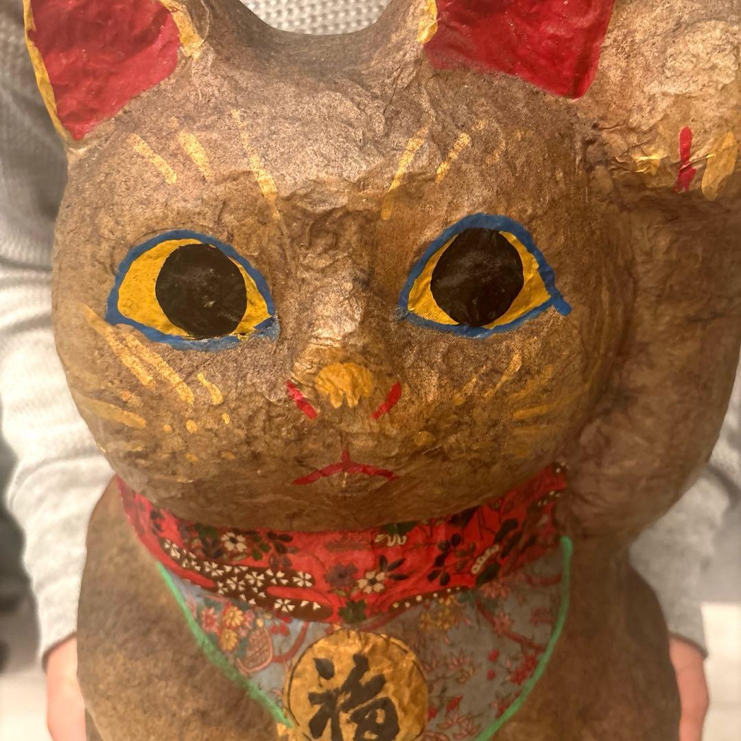 青が散る様ヴィンテージ大きな瞳や繊細に描かれた花模様の前掛けが美しい張子の招き猫