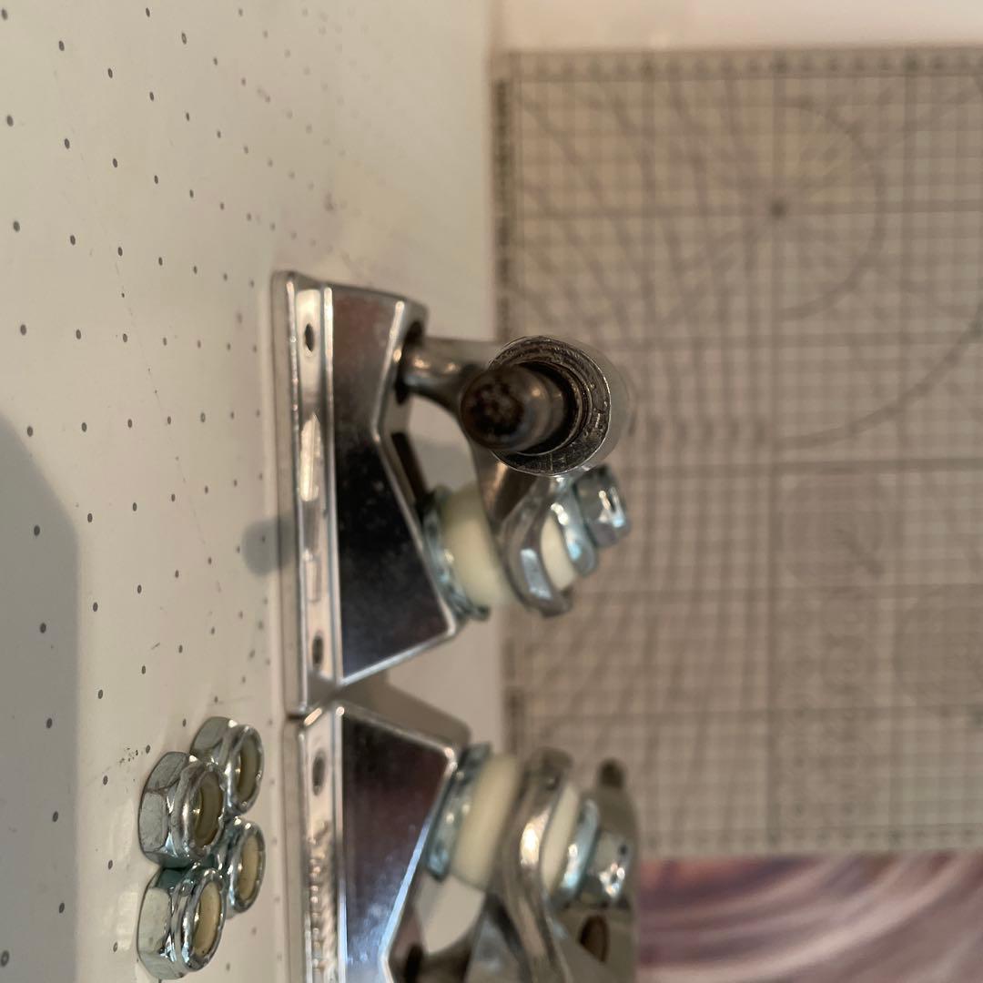 THUNDER スケボートラック TITANIUM LIGHTS 147 チタン