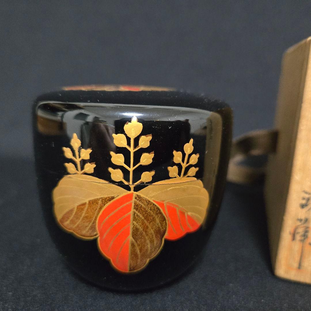 黒色の木製棗 金色と赤色の模様