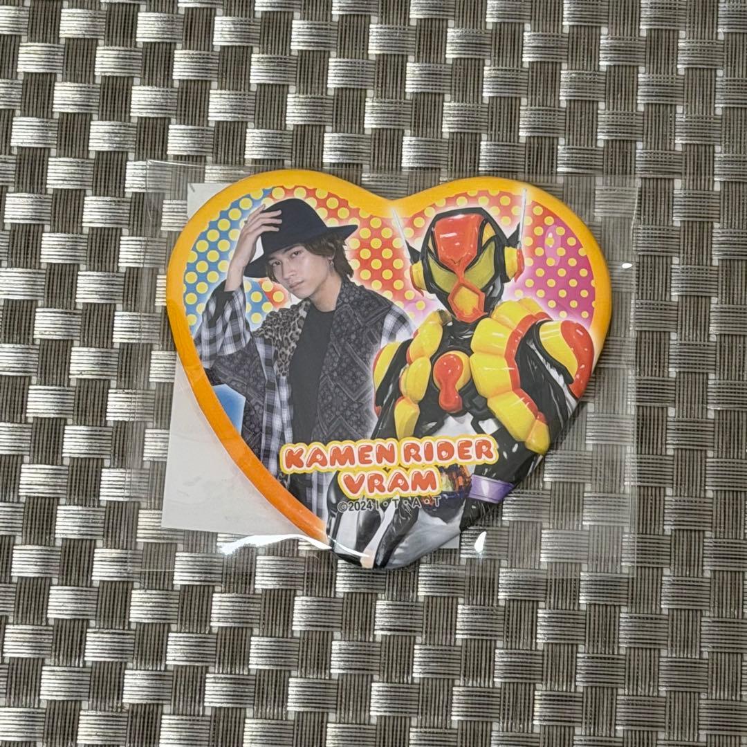 TOSくじ　A賞 ラキア　仮面ライダー　ヴラム　ガヴ　缶バッジ　ハート