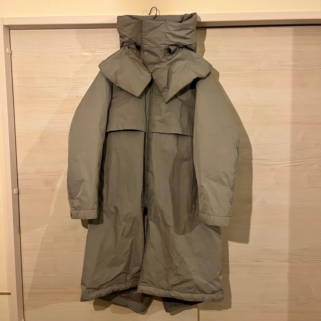 Attachment フード付きグレー ダウンジャケット