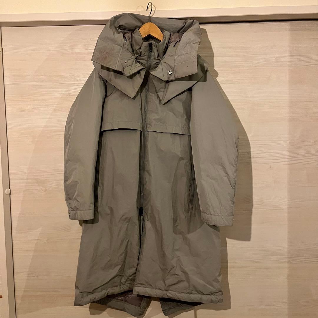 Attachment フード付きグレー ダウンジャケット