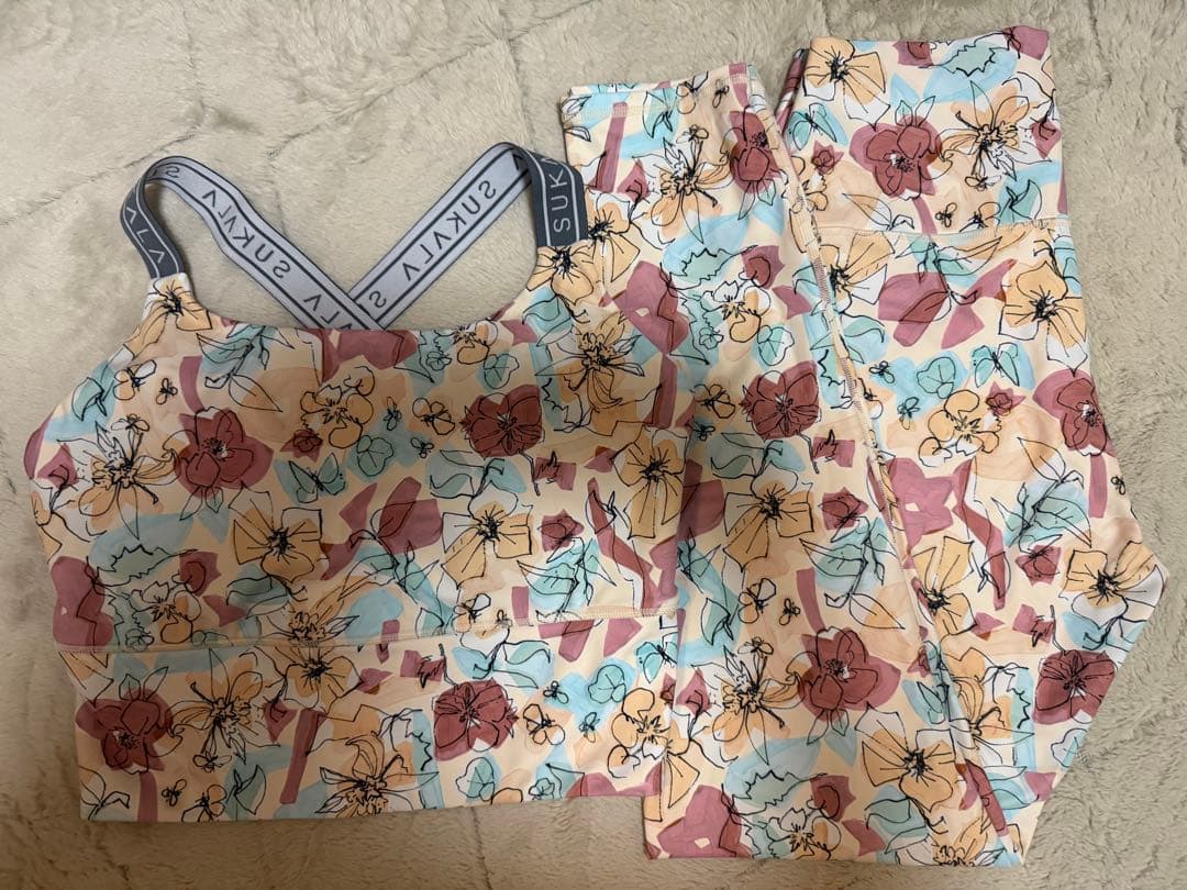 SUKALA ミックスフラワークロス　ヨガウェア トップとレギンス