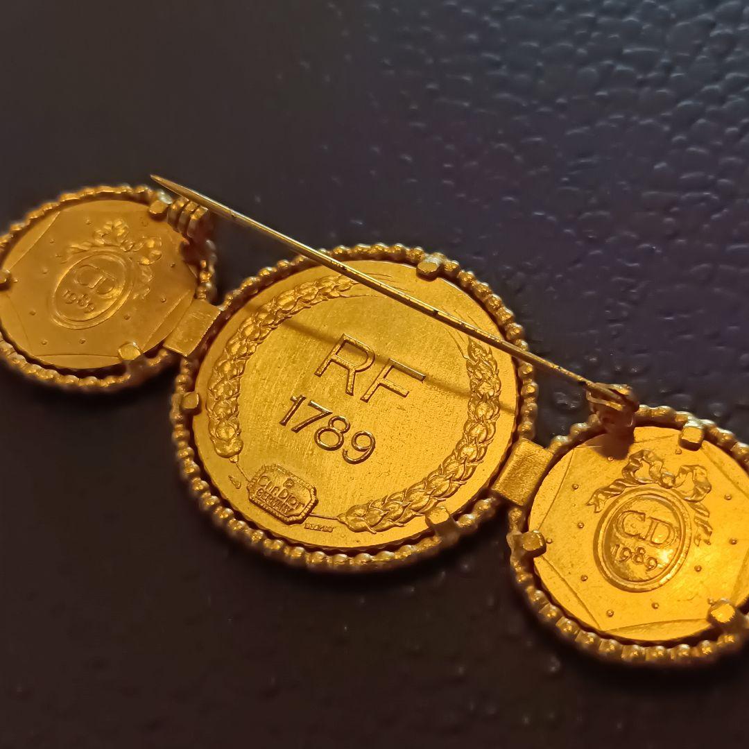 クリスチャンディオール　モチーフ　ブローチ　ゴールド