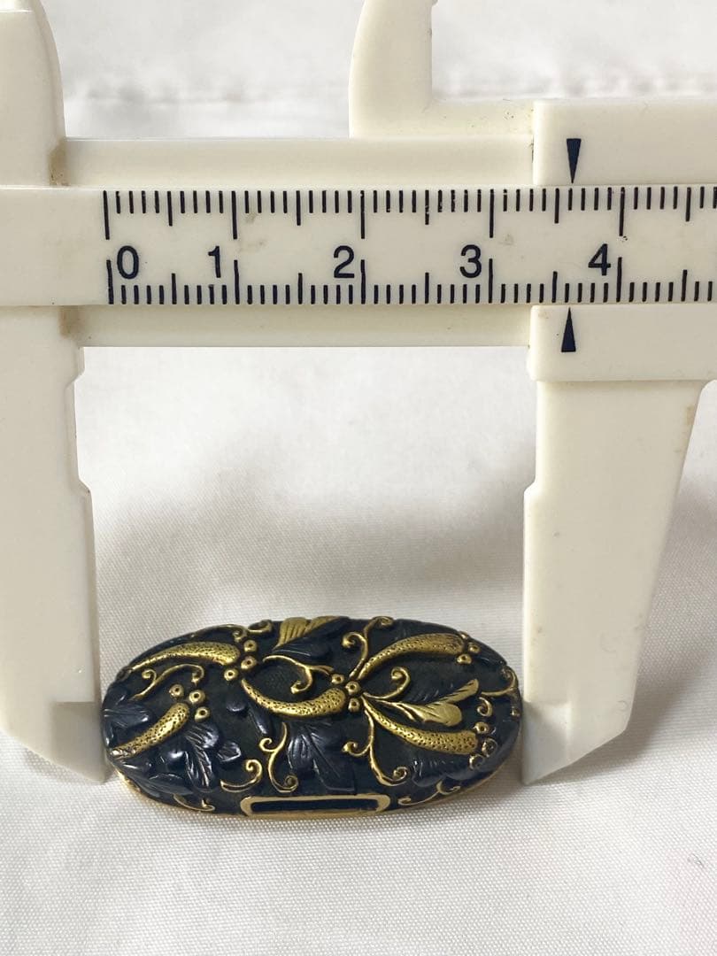 2T03 縁頭 柄頭 高彫り 金象嵌 金色絵 武具 刀装具 日本刀