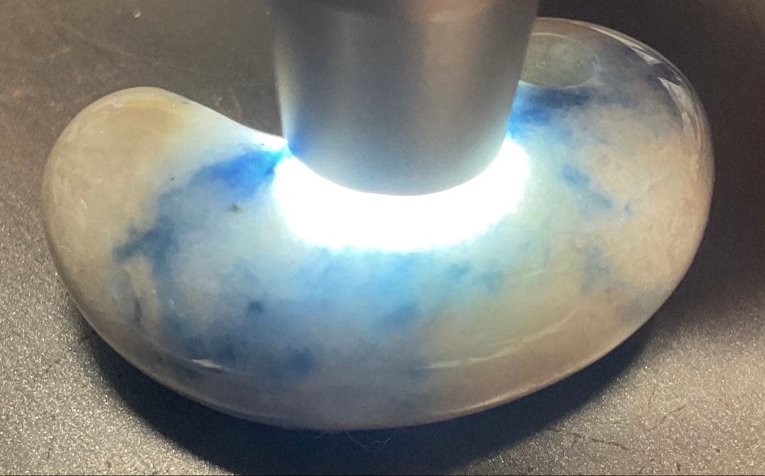 ［濃い青色　高透過］入りコン沢翡翠勾玉14g 糸魚川　ヒスイ　ひすい