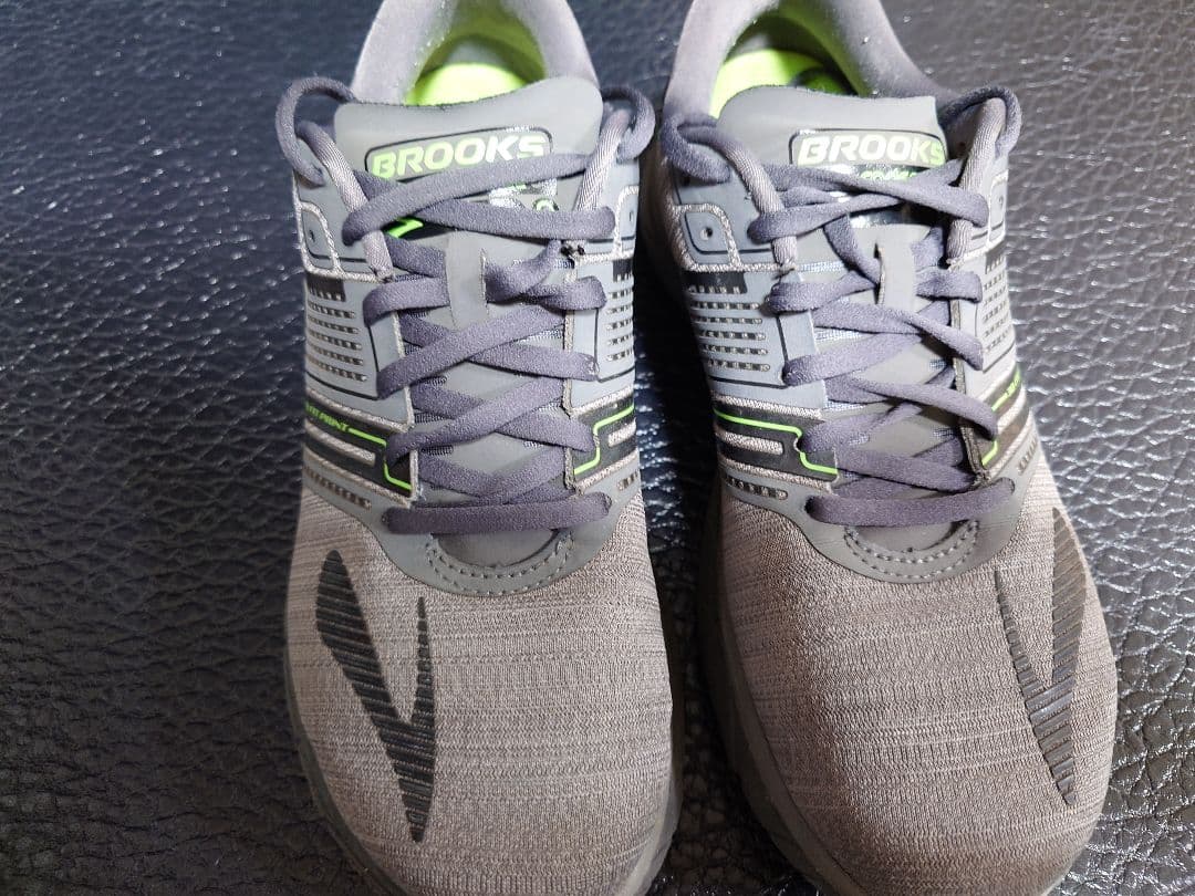BROOKS ランニングシューズ グレー