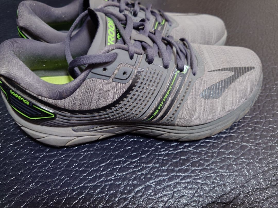 BROOKS ランニングシューズ グレー