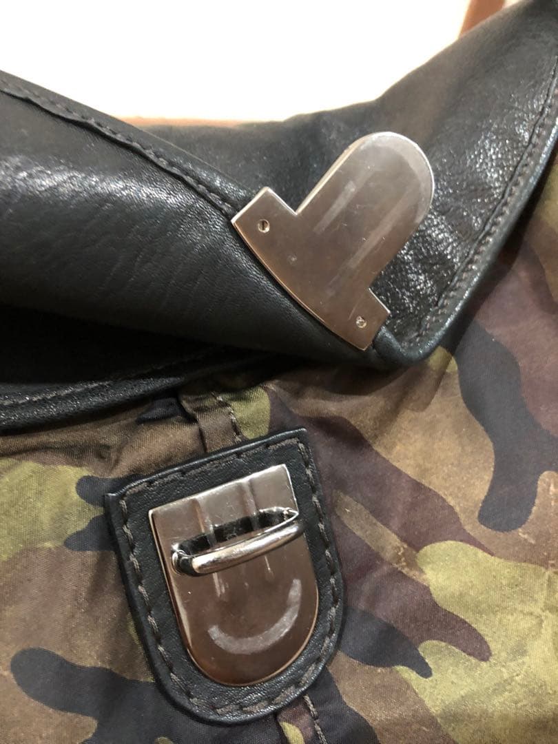 プラダ　カモフラージュ　ハンドバッグ　迷彩