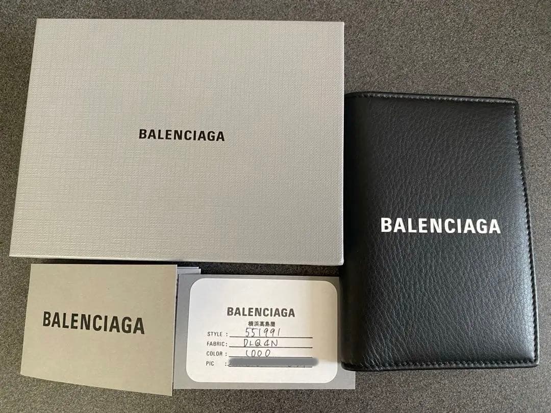 バレンシアガ　パスポートケース