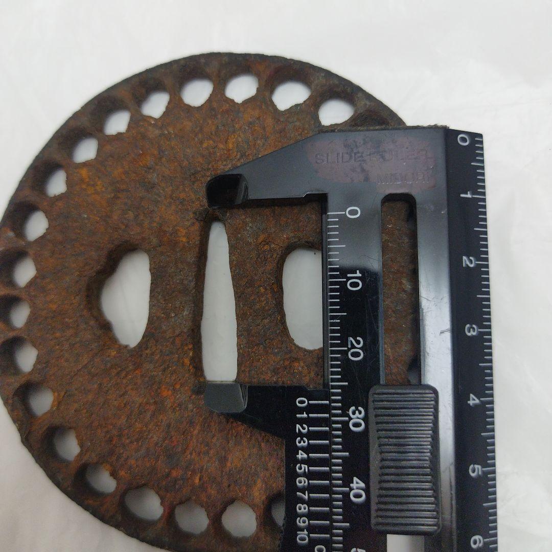 鉄製 鍔(つば) 丸型穴付き 無銘 丸形日本刀 アンティーク