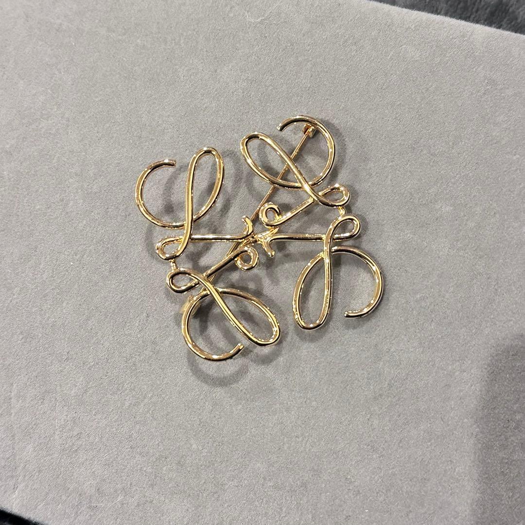ロエベ ブローチ アナグラム ゴールド