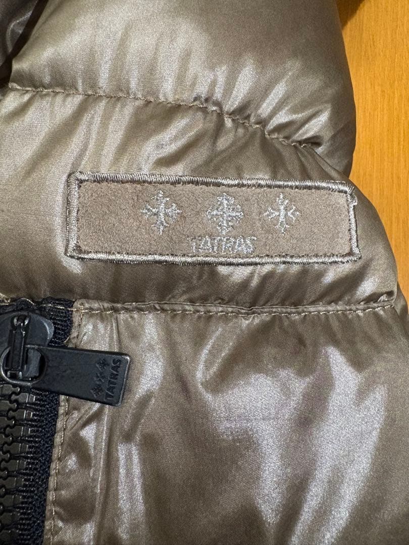 あいうえお　TATRASタトラス　オリーブ色 フード付きダウンジャケット