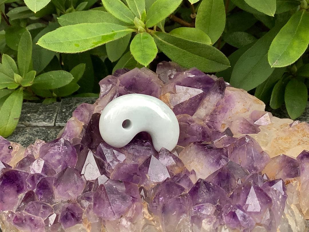 ✳神からの授かり　糸魚川翡翠勾玉　濃いめの白肌　機械鑑定書付の極上品質‼️