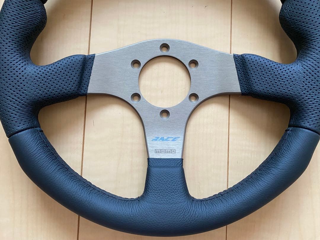 【超美品】MOMO(モモ) ステアリング レース 32パイ BK R-12