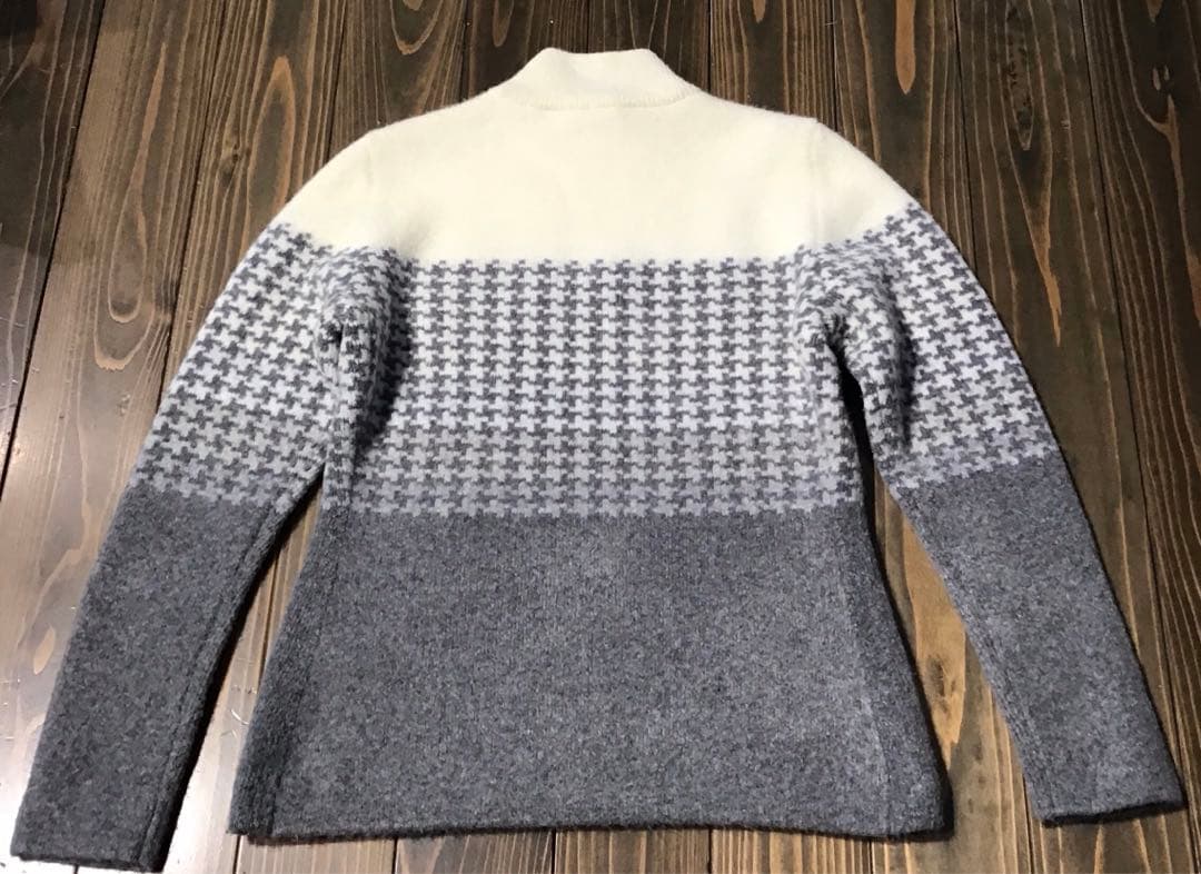 レディースのゴルフセーター　デサントゴルフ