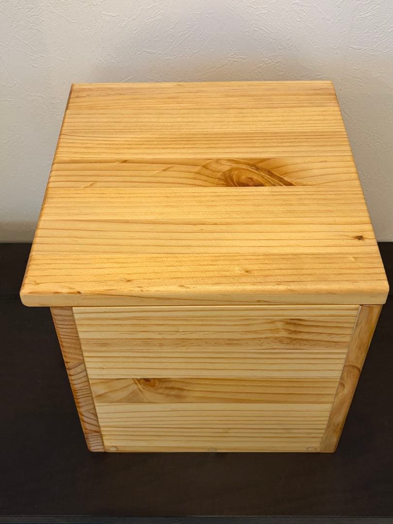 四角いカントリー調の箱