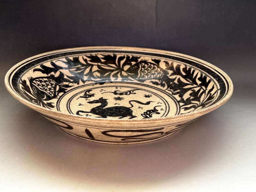 皿■古代の魚と葡萄の木 サンカローク スコータイ窯 鉄絵 黒呉須 安南 馬紋■