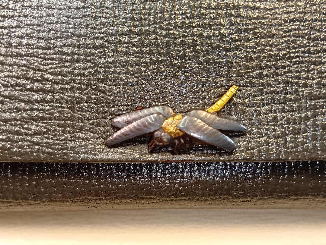 煙草入／蜻蛉前金具／草花図漆蒔絵螺鈿細工