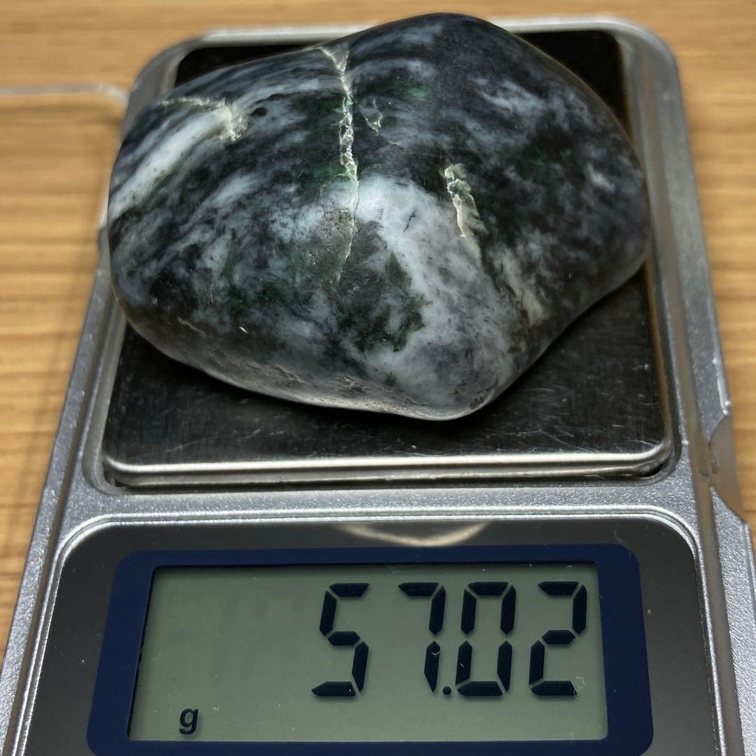 糸魚川翡翠　黒×白×濃い緑　黒翡翠　海石　翡翠輝石　原石　57.0ｇ
