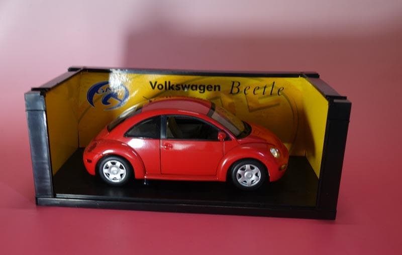 オートアート フォルクスワーゲン ニュービートル 1/18   2011